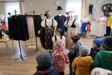 Zwiedzenie wystawy strojów w Domu PZKO